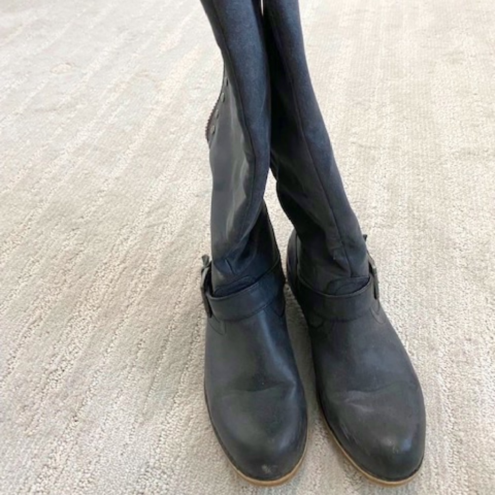 Knee-high dark gray boots